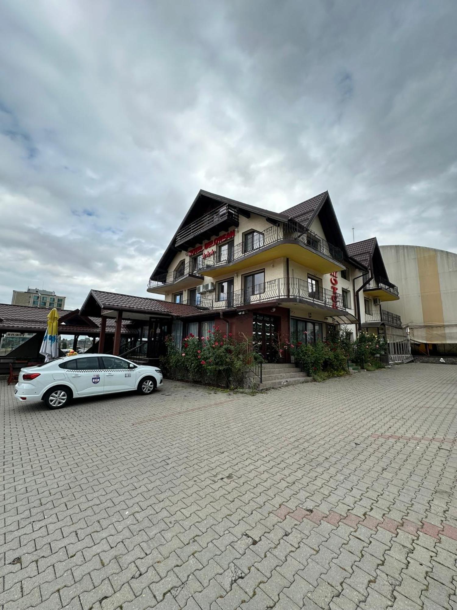 Restaurant Motel Dolorean Săcele Exterior foto